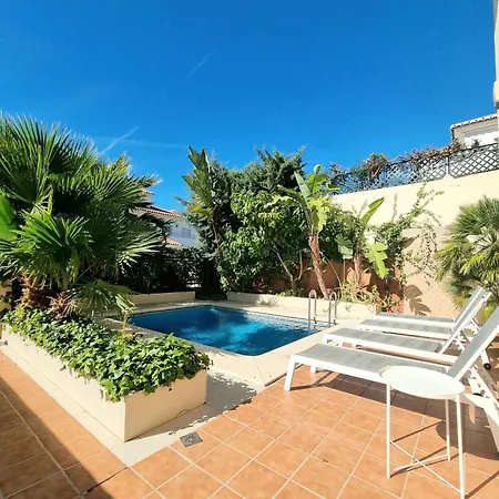 Stunning With Outdoor Swimmingpool, 4 Bedrooms And Wifi *