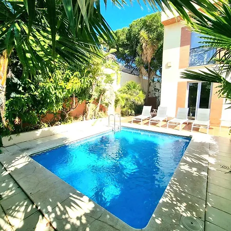 بيت للعطل Stunning With Outdoor Swimmingpool, 4 Bedrooms And Wifi