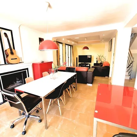 Stunning With Outdoor Swimmingpool, 4 Bedrooms And Wifi *