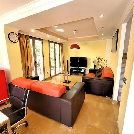 Stunning With Outdoor Swimmingpool, 4 Bedrooms And Wifi Holiday home