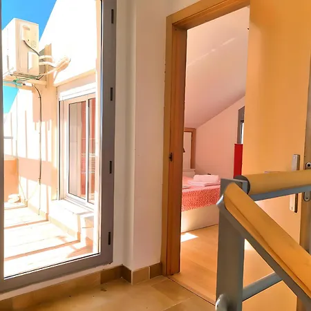 Stunning With Outdoor Swimmingpool, 4 Bedrooms And Wifi