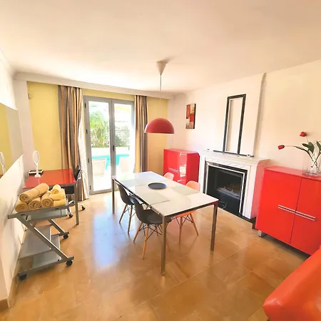 Stunning With Outdoor Swimmingpool, 4 Bedrooms And Wifi