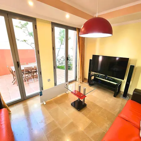 Stunning With Outdoor Swimmingpool, 4 Bedrooms And Wifi Holiday home *